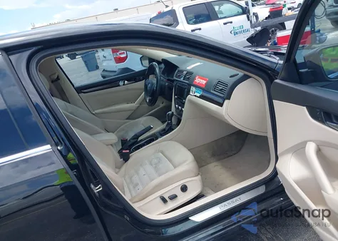 2015 Volkswagen Passat 1.8T Sel Premium z USA, uszkodzony, nr VIN 1VWCS7A37FC024731